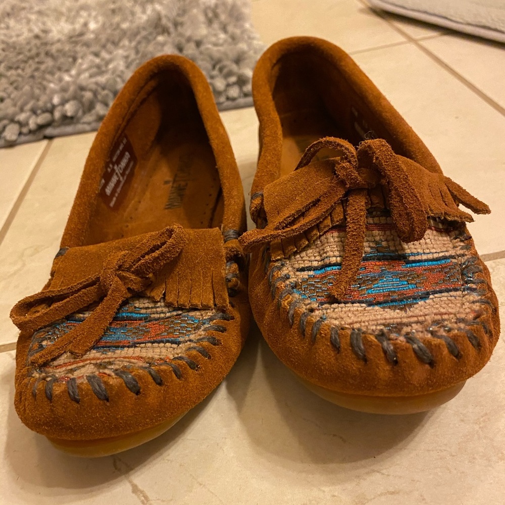 Minnetonka brown patterned moccasins size 5.5